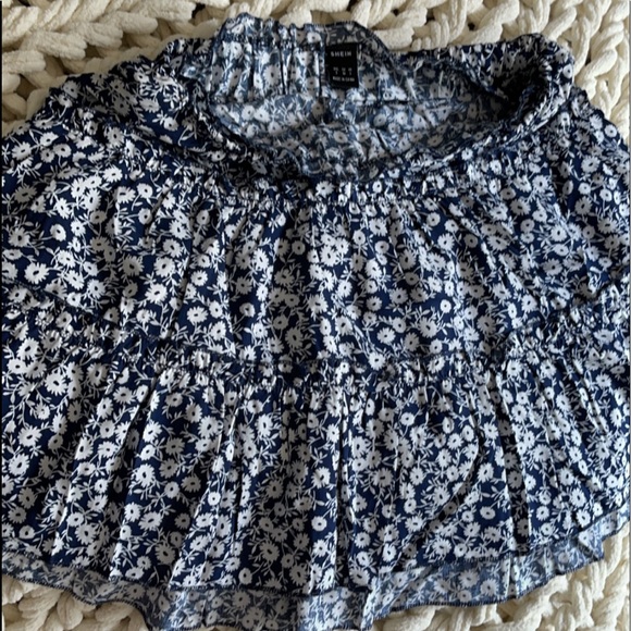 Floral wavey navy blue skirt - Picture 1 of 3